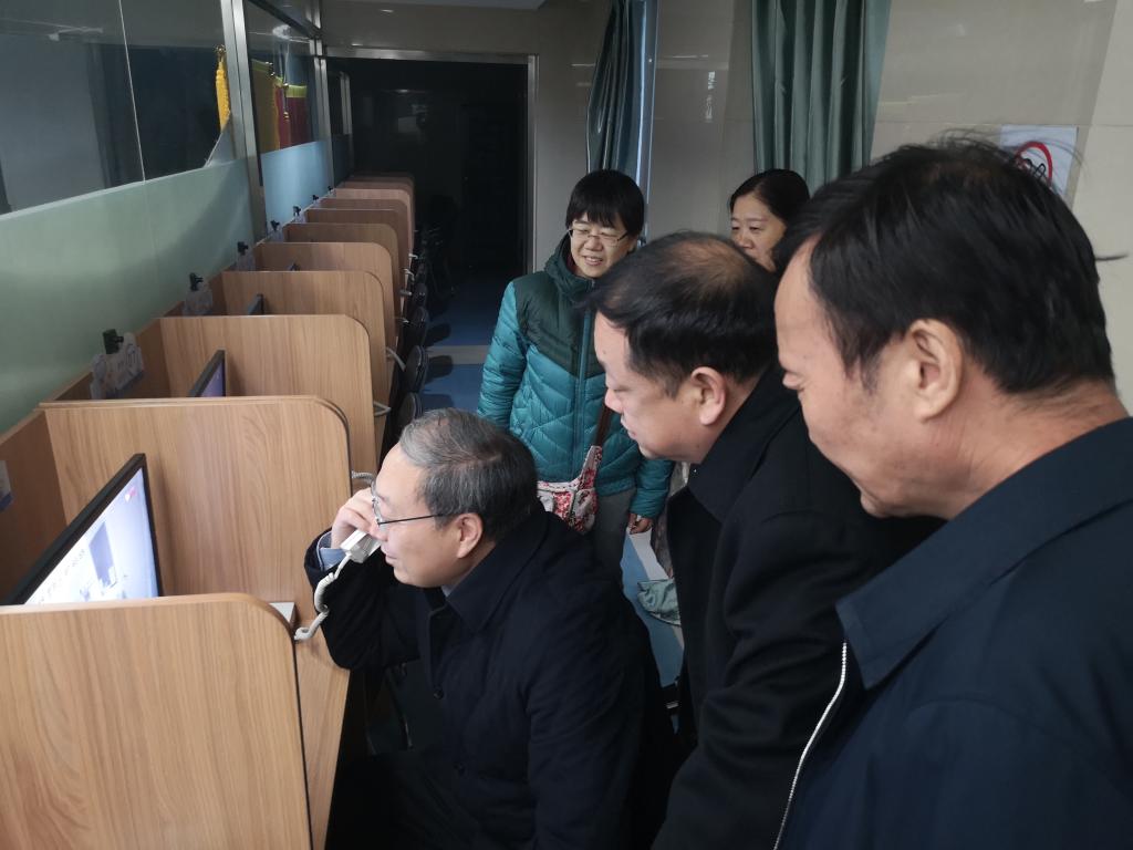 校党委书记穆瑞杰与樊树民老师交流