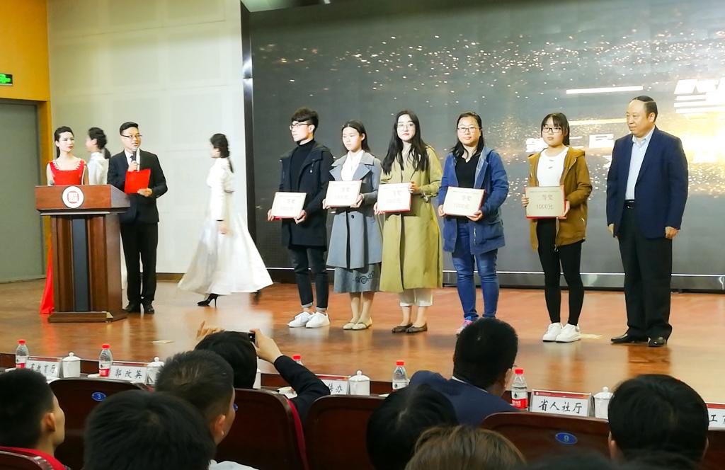 五大联赛龚徐慧同学获得书法类作品二等奖(左二)