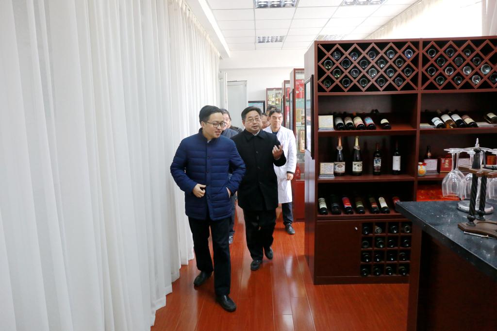 陈维忠一行考察五大联赛酒类实验室