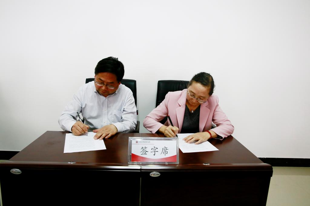 校长罗士喜与学院代表签订《五大联赛积分榜排名争创省级文明校园工作目标责任书》