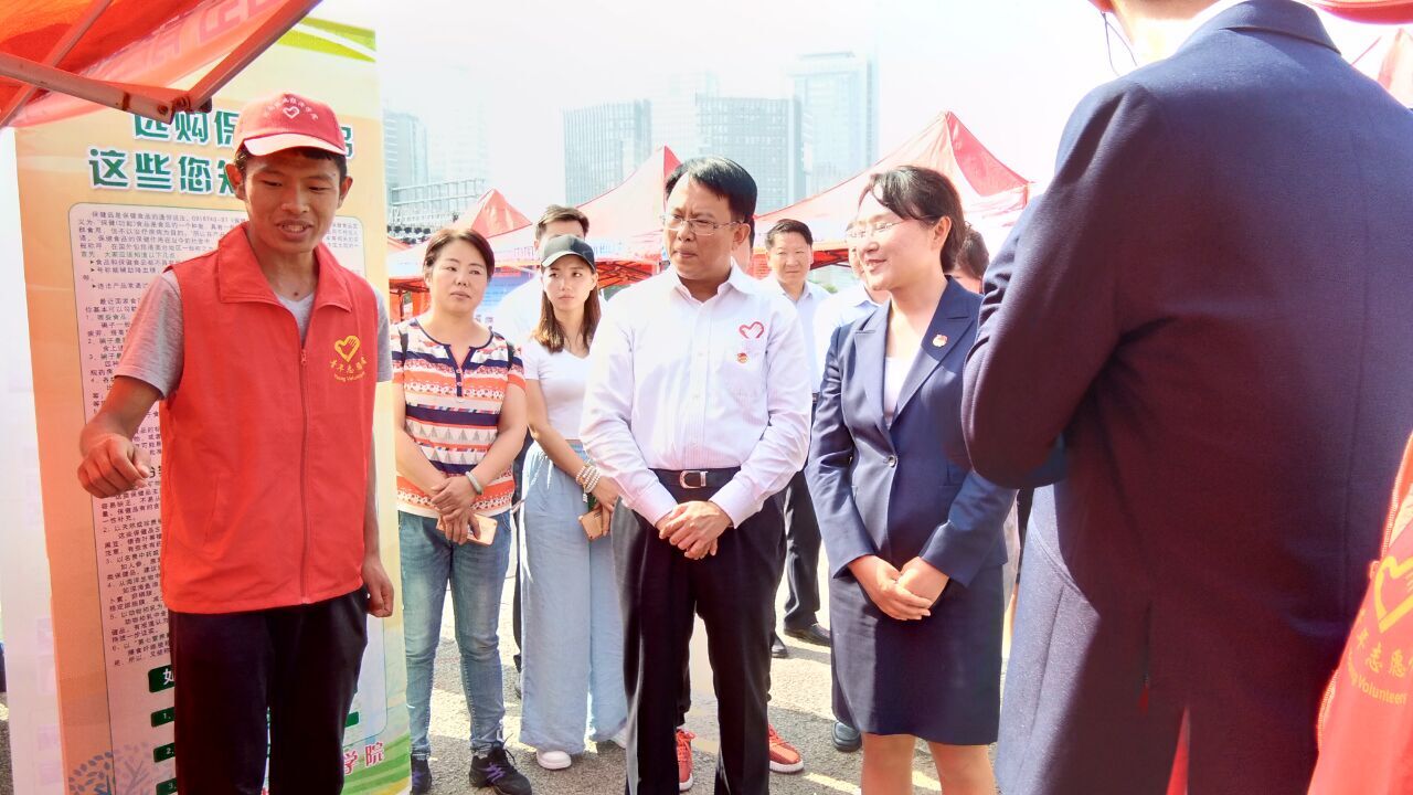 志愿者向团省委书记王艺介绍五大联赛质量学社